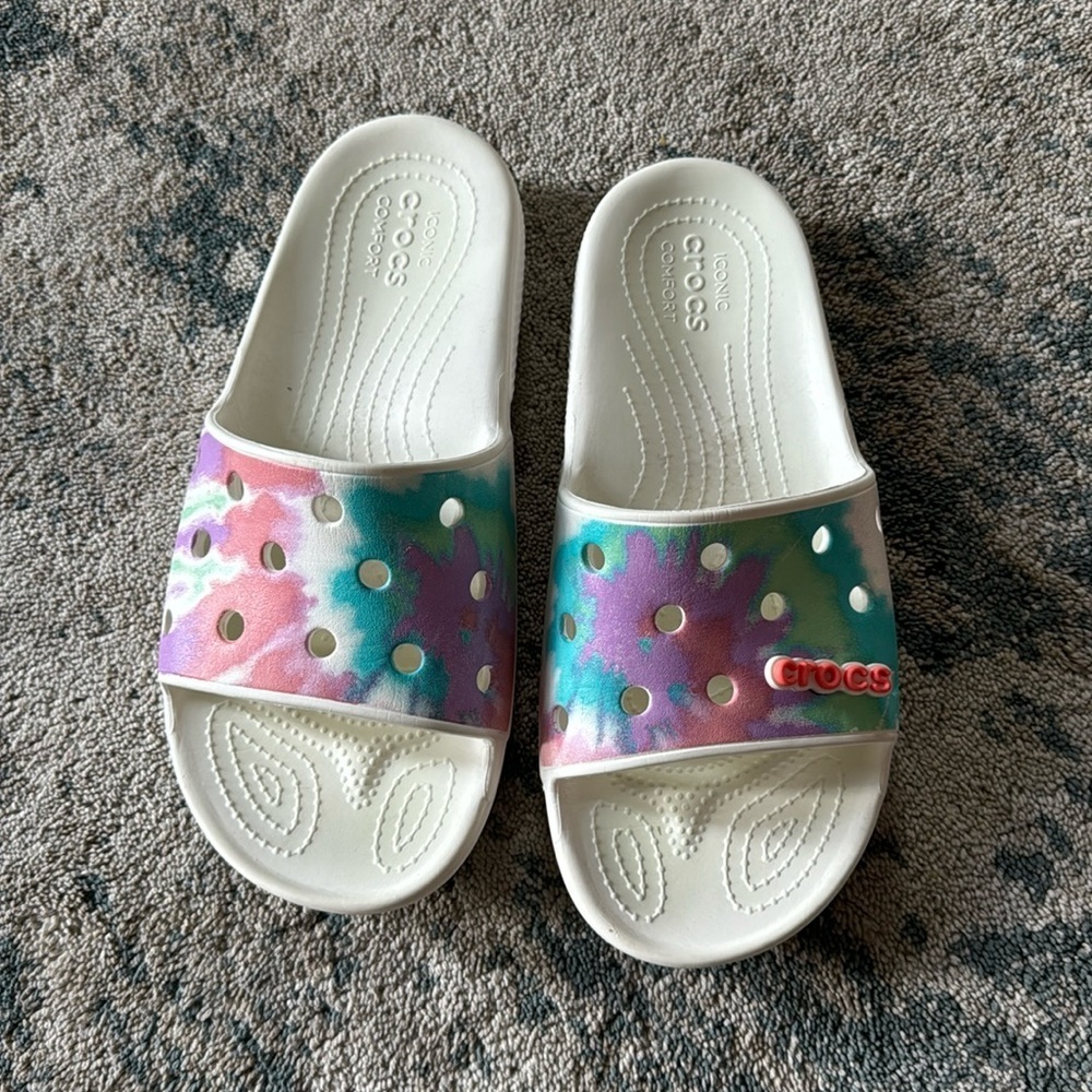 Crocs Tie-Dye Graphic ICONIC Comfort M8/W10 Slip-On Sandals